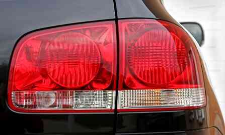 Как поменять задние тормозные лампочки на Додж Стратус