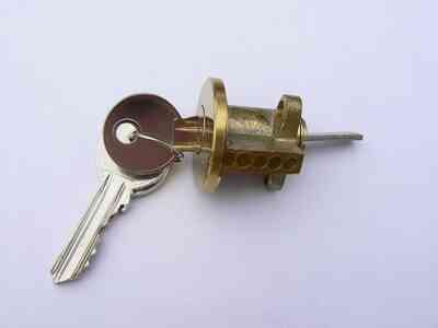 Как заменить замок багажника цилиндр