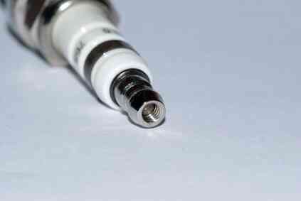 Как заменить свечи зажигания на 2002 Додж Неон