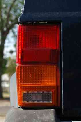 Как заменить тормозные лампы на 2000 джип Гранд Чероки