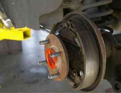 Как снять задний тормозной барабан на 2001 Форд Фокус