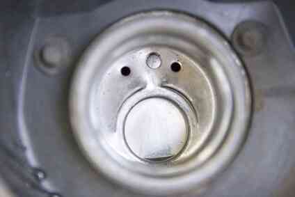 Как установить Топливный насос на 2001 Шевроле Малибу