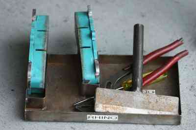 Мне нужно Прокачать передние тормоза при замене тормозных колодок?