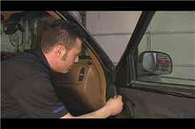 Замена бокового зеркала на 1996 Форд Эксплорер: Подготовка дверной коробки для нового зеркала