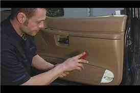 Замена бокового зеркала на 1996 Форд Эксплорер: Снятие обшивки двери