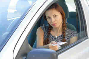 женщина, показывая ее водитель & #039 удостоверение