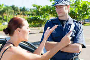 злая женщина спорит с офицером дорожного движения