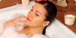 женщина расслабляющий в ванной